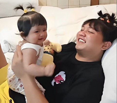 Hilarious Portrait of Denny Caknan and His Daughter with Antenna Hairstyle