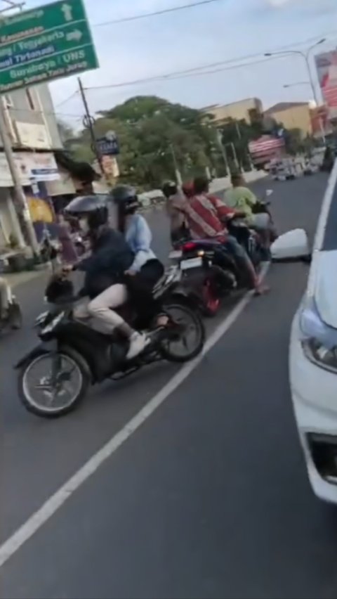 Wife Caught Her Husband Riding with Mistress at the Traffic Light, Turns Out He's Been Caught Cheating 7 Times