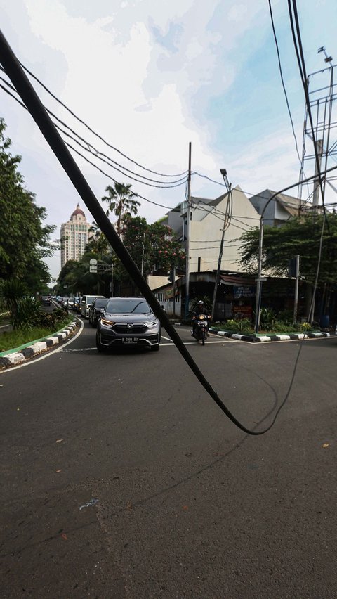 FOTO: Hati-Hati! Ada Kabel Menjuntai di Jalan Patal Senayan