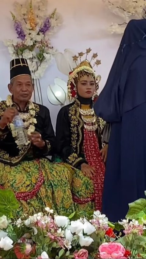 Viral Wedding with 60-Year Age Difference in Batam, See the Pictures at the Wedding Stage Mistaken for Grandfather and Granddaughter