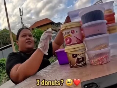 Starting from Free Donut Love, This Woman is Given a House and Rp162 Million by the Foreigner she Once Helped