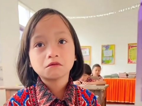 Facing the Teacher While Crying, Elementary School Student Confides and Remembers her Deceased Mother: Mama Always Used to Take Me to Class One, Now...