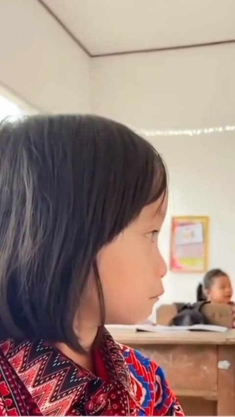 Facing the Teacher While Crying, Elementary School Student Confides and Remembers her Deceased Mother: Mama Always Used to Take Me to Class One, Now...