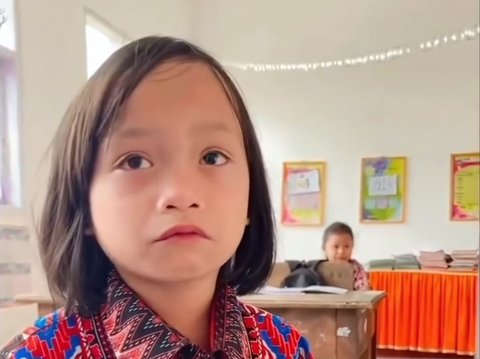 Facing the Teacher While Crying, Elementary School Student Confides and Remembers her Deceased Mother: Mama Always Used to Take Me to Class One, Now...