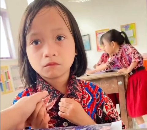 Facing the Teacher While Crying, Elementary School Student Confides and Remembers her Deceased Mother: Mama Always Used to Take Me to Class One, Now...