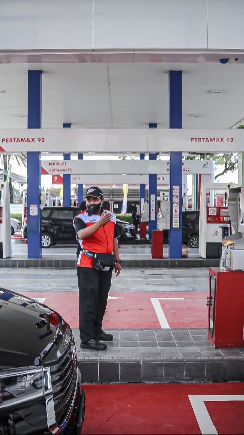 Petugas SPBU di Pasar Rebo ditarik oleh pengendara mobil