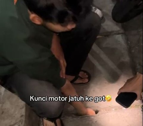 Pria Ini Kewalahan saat Kunci Motornya Jatuh ke Got, Aksi Damkar Datang Beri Bantuan Tuai Pujian