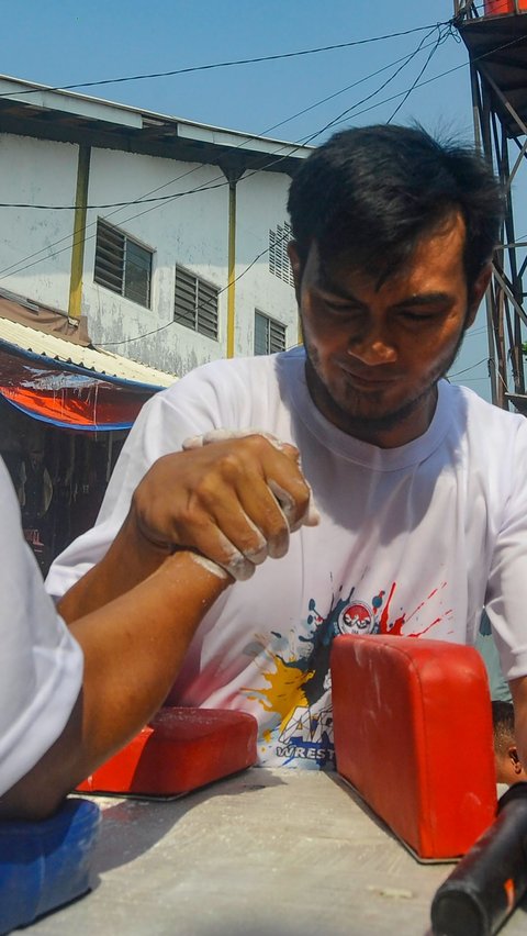 FOTO: Antusiasme Pedagang hingga Kuli Panggul Ikut Adu Panco di Pasar Ciseeng Bogor