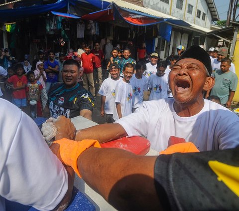 FOTO: Antusiasme Pedagang hingga Kuli Panggul Ikut Adu Panco di Pasar Ciseeng Bogor