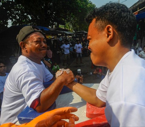 FOTO: Antusiasme Pedagang hingga Kuli Panggul Ikut Adu Panco di Pasar Ciseeng Bogor