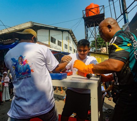 FOTO: Antusiasme Pedagang hingga Kuli Panggul Ikut Adu Panco di Pasar Ciseeng Bogor