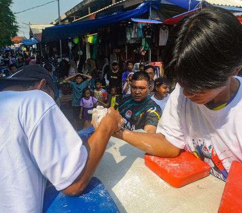 FOTO: Antusiasme Pedagang hingga Kuli Panggul Ikut Adu Panco di Pasar Ciseeng Bogor