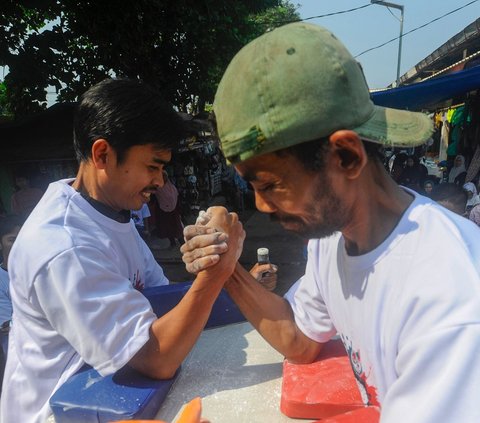 FOTO: Antusiasme Pedagang hingga Kuli Panggul Ikut Adu Panco di Pasar Ciseeng Bogor