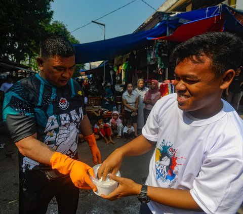 FOTO: Antusiasme Pedagang hingga Kuli Panggul Ikut Adu Panco di Pasar Ciseeng Bogor