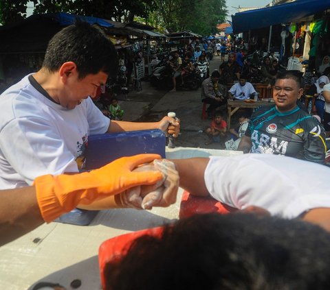 FOTO: Antusiasme Pedagang hingga Kuli Panggul Ikut Adu Panco di Pasar Ciseeng Bogor