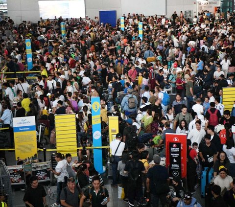 FOTO: Kacau! Bandara di Berbagai Negara Lumpuh Imbas Gangguan Sistem IT Besar-besaran