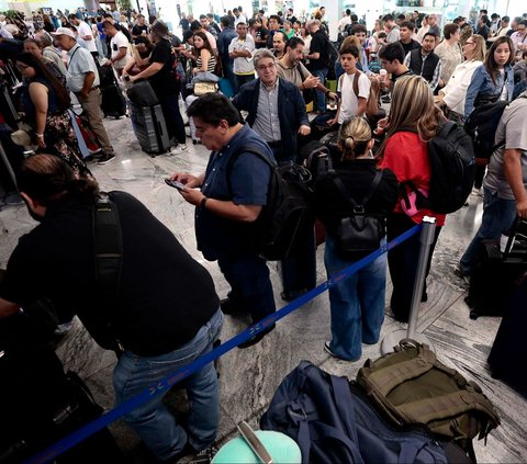 FOTO: Kacau! Bandara di Berbagai Negara Lumpuh Imbas Gangguan Sistem IT Besar-besaran