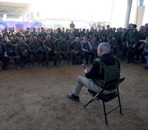 FOTO: Ekspresi PM Israel Benjamin Netanyahu Injakkan Kaki di Jalur Gaza Selatan, Dikawal Militer Bersenjata Lengkap