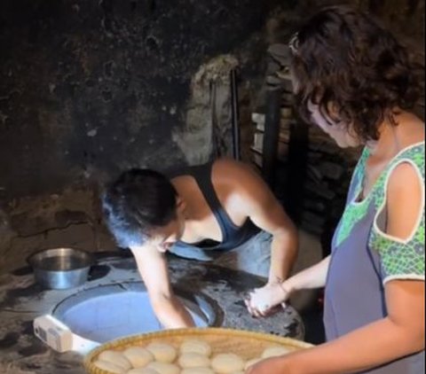 Wanita Ini Temui Rumah Produksi Makanan Jadul di Bandung yang Sudah Ada Sejak 1920, Jadi Makanan Perang Abad 16