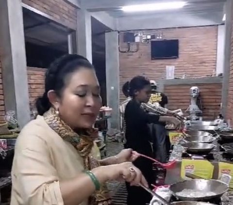 5 Potraits of Titiek Soeharto Cooking Crispy Eggs at Her New Restaurant, Helping Employees Serve Customers