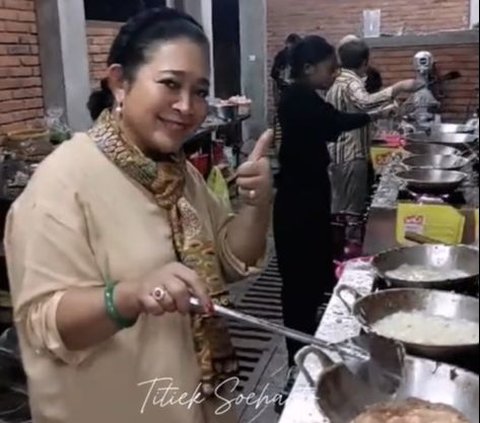 5 Potraits of Titiek Soeharto Cooking Crispy Eggs at Her New Restaurant, Helping Employees Serve Customers