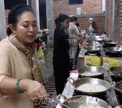 5 Potraits of Titiek Soeharto Cooking Crispy Eggs at Her New Restaurant, Helping Employees Serve Customers