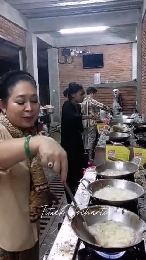 5 Potraits of Titiek Soeharto Cooking Crispy Eggs at Her New Restaurant, Helping Employees Serve Customers