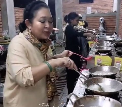 5 Potraits of Titiek Soeharto Cooking Crispy Eggs at Her New Restaurant, Helping Employees Serve Customers