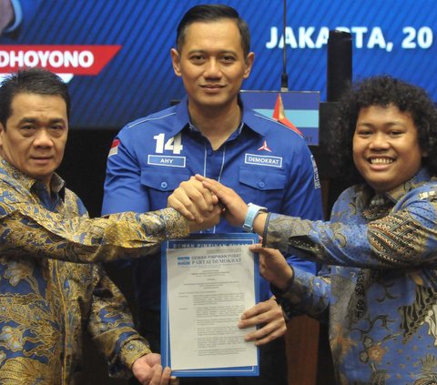 Pasangan bakal calon wali kota dan bakal calon wakil wali kota Tangerang Selatan, Riza Patria (kiri)-Marshel Widianto (kanan) tersenyum ketika menerima dukungan dari Ketua Umum Partai Demokrat Agus Harimurti Yudhoyono (AHY) di Gedung DPP Demokrat, Jakarta, Sabtu (20/7/2024).