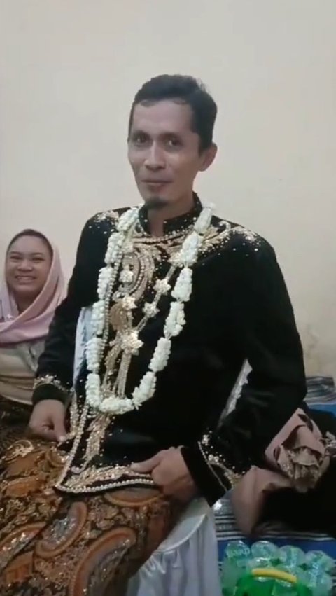 Insiden Kocak Perias Salah Pakaikan Baju, Busana Mempelai Pria Malah Dipakai Bapak Pengantin