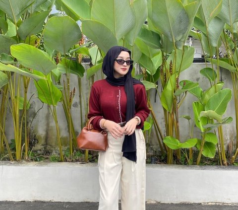 Mix and Match Merah Bold dengan Beragam Warna, Look Hijab Jadi Lebih Menarik