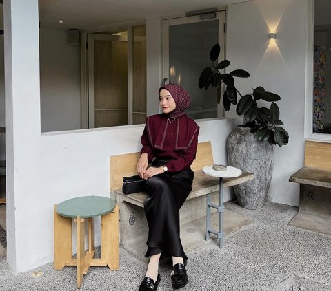 Mix and Match Merah Bold dengan Beragam Warna, Look Hijab Jadi Lebih Menarik