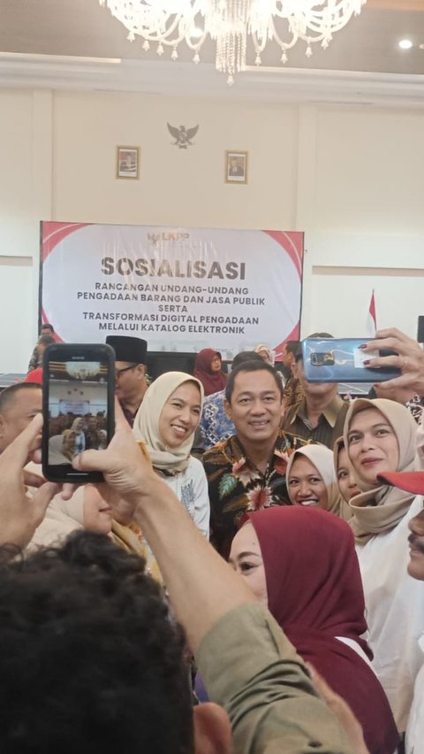 Saat Kepala LKPP Jadi Rebutan Emak-Emak yang Ingin Swafoto