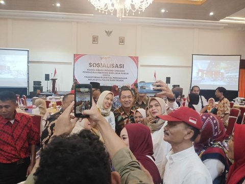 Saat Kepala LKPP Jadi Rebutan Emak-Emak yang Ingin Swafoto