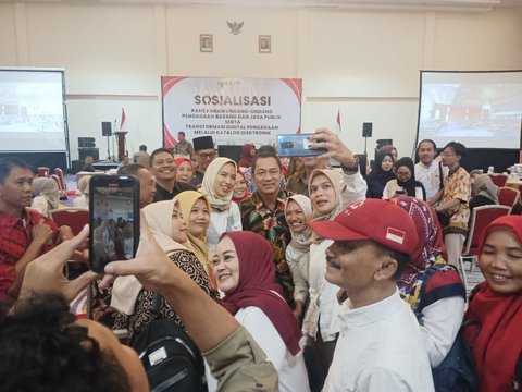 Saat Kepala LKPP Jadi Rebutan Emak-Emak yang Ingin Swafoto