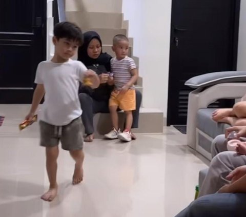 Potret Seru Rafathar, Rayyanza, dan Baby Lily Berkunjung ke Rumah Mbak Lala yang Luas dan Nyaman Banget