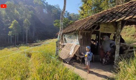 Menyantap Jajanan di Tengah Sawah dan Pinggir Sungai