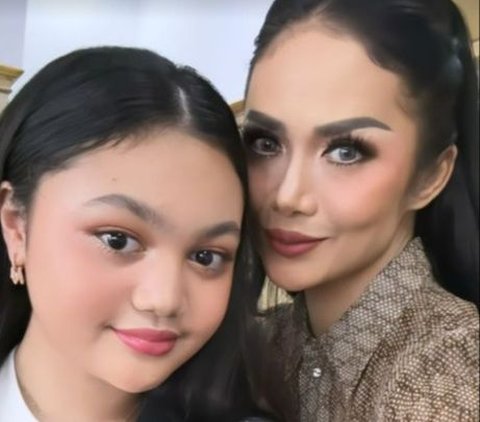 Cantiknya 11 12 dengan Sang Mama, Potret Terbaru Amora Anak Kris Dayanti Makin Menawan Tampil dengan Rambut Lurus