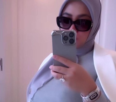 Potret Terbaru Syahrini Hamil Besar, Tetap Tampil Cantik & Mewah