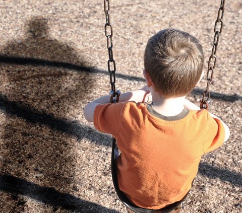 Grandmother Joins Panic Hearing Grandchild's Fear Followed by Mysterious Figure, Laughing When Knowing the Cause