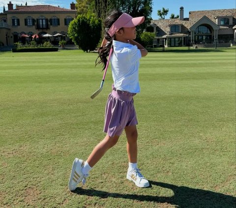 Potret Farah Quinn Tetap Main Golf Bareng Dua Buah Hatinya di Amerika Meski Suhu dengan Panas Mencapai 45 Derajat