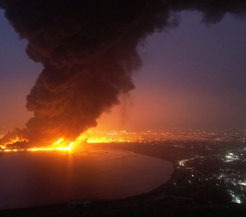 Serangan udara Israel tersebut telah menghantam kilang minyak dan infrastruktur listrik, menyebabkan kebakaran besar  di kota pelabuhan Hodeidah di Laut Merah, Yaman. Foto: Houthi Media Centre/Handout via REUTERS<br>