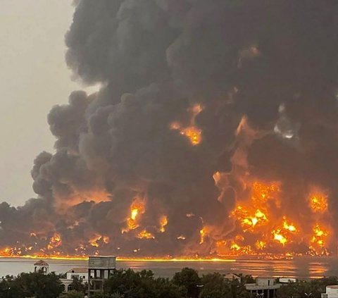 Israel Defense Forces (IDF) menyerang sasaran militer di Pelabuhan Hodeidah sebagai tanggapan atas serangan yang dilakukan terhadap Israel. Foto: ANSARULLAH MEDIA CENTRE / AFP<br>