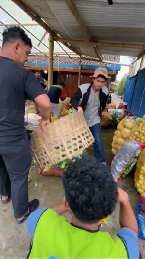 Mosque in Jogja Buys 9 Tons of Vegetables at Normal Price When Prices Drastically Drop