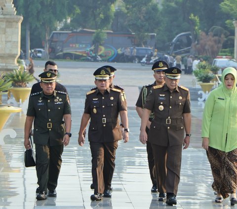 Dalam Rangka HBA ke-64 dan HUT IAD ke-24, Wakil Jaksa Agung Memimpin Upacara Ziarah dan Tabur Bunga di Taman Makam Pahlawan Kalibata