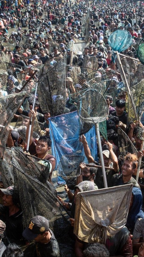 FOTO: Desak-Desakan Nyebur ke Air, Ribuan Warga Klaten Rebutan Serok 2 Ton Ikan di Waduk Gumblegan