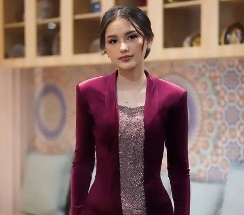 Cantiknya Bikin Gak Kedip, Potret Sarah Menzel Tampil Anggun Dalam Balutan Kebaya - Vibesnya Mahal Banget