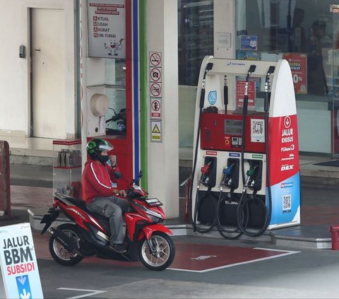 Pengumuman disampaikan oleh VP Corporate Communication PT Pertamina, Fadjar Djoko Santoso, yang menjelaskan bahwa saat ini pihaknya tengah melakukan pendalaman dan pencarian terhadap bahan campuran yang bakal digunakan untuk menghasilkan BBM dengan spesifikasi setara Euro IV atau kandungan sulfur 50 part per million (ppm). Foto: Liputan6.com / Angga Yuniar<br>