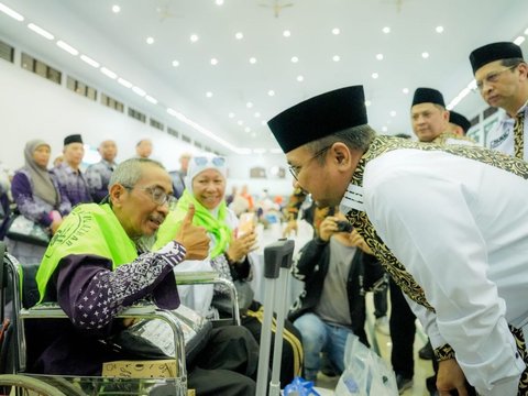 Sambut Kepulangan 388 Jemaah Haji di Pondok Gede, Menteri Agama: Mohon Maaf Jika Pelayanan Kurang Optimal