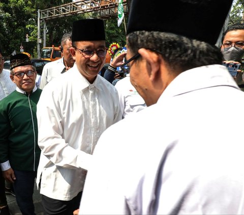 Kehadiran Anies Baswedan disambut hangat oleh para kader dan simpatisan PKB yang hadir dalam acara tersebut. <br><br>Terlihat Anies mengenakan baju koko putih saat tiba di kantor Dewan Pimpinan Wilayah (DPW) PKB Jakarta, Pulo Gadung, Jakarta Timur.